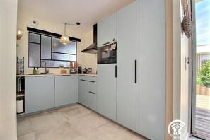 Geladeira, micro-ondas, fogão, cooktop