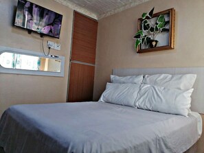 1 bedroom, pillow-top beds, desk, iron/ironing board - Valleycenterguesthouse  (Johannesburg)