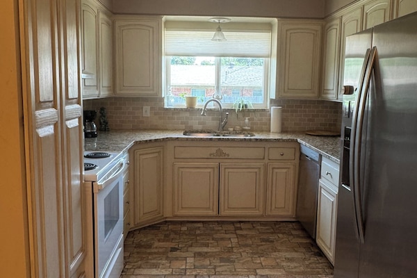 Horno, parrilla de estufa y lavavajillas