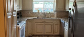 Charming 4-bedroom house w/ fitness equip, art station, & WiFi in Oklahoma City