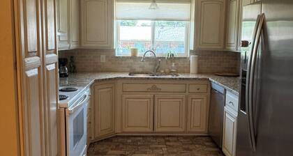 Charming 4-bedroom house w/ fitness equip, art station, & WiFi in Oklahoma City