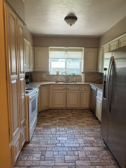 Charming 4-bedroom house w/ fitness equip, art station, & WiFi in Oklahoma City