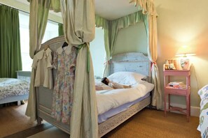 7 slaapkamers, een bureau, een strijkplank/strijkijzer, reisbedje