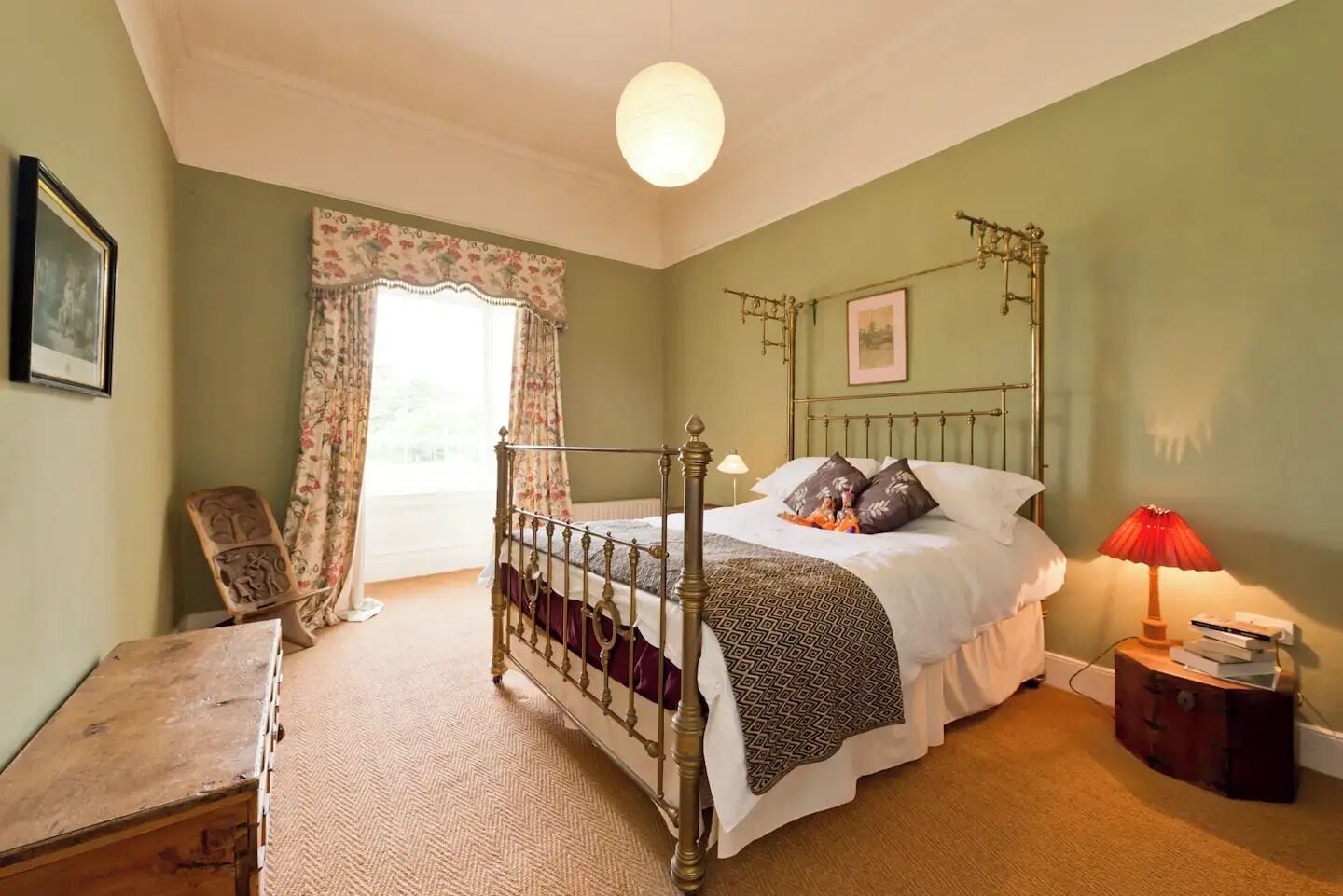 7 bedrooms, desk, iron/ironing board, travel cot