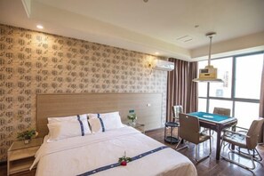 A hotel room with a bed, a desk with a table, and a window. - Meiyuan Select Hotel (Jingzhou)