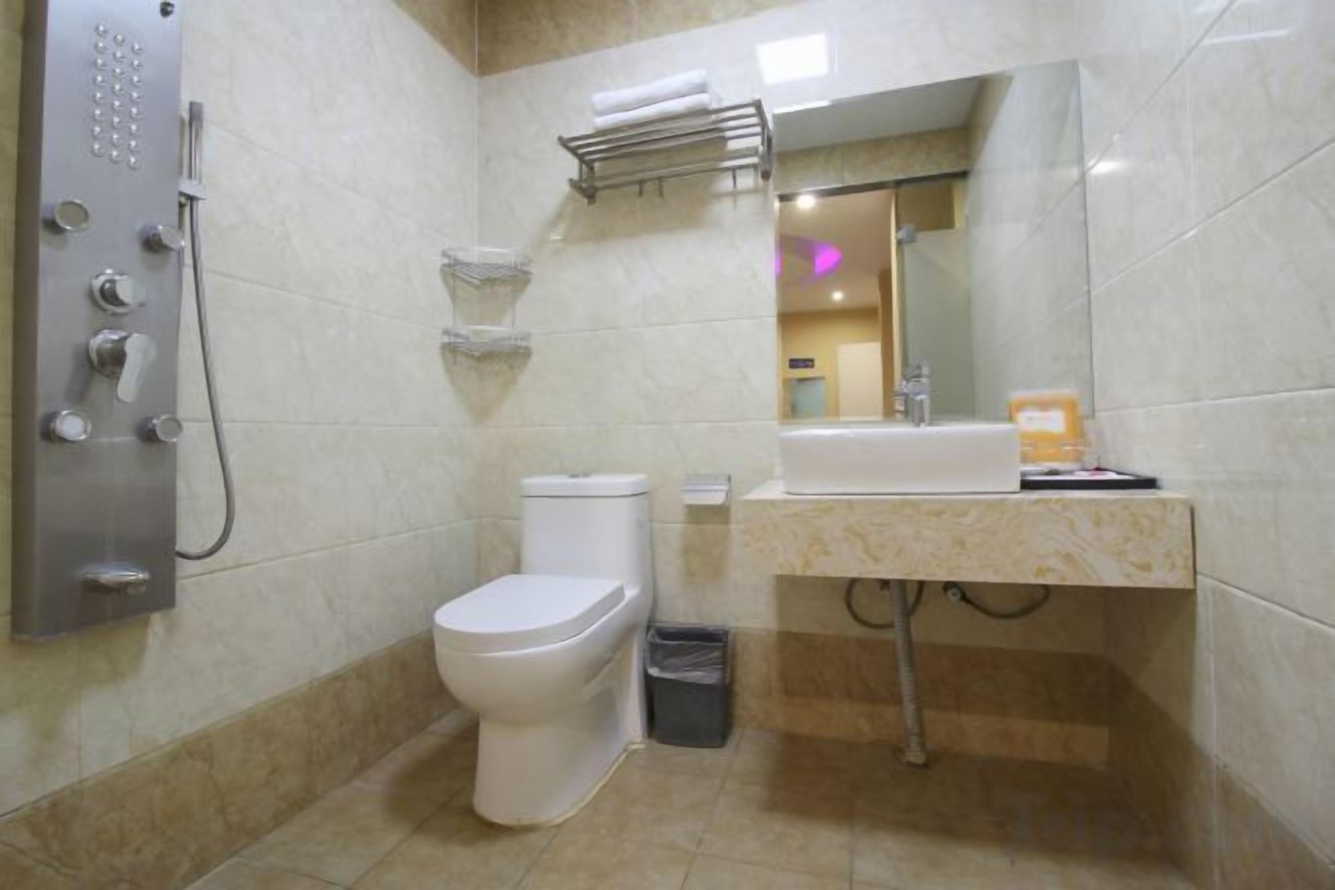Un baño con inodoro, lavamanos y ducha.