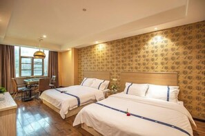 A hotel room with two beds, a desk, and a chair. - Meiyuan Select Hotel (Jingzhou)