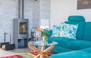 Televisor intel·ligent, llar de foc i futbolí 