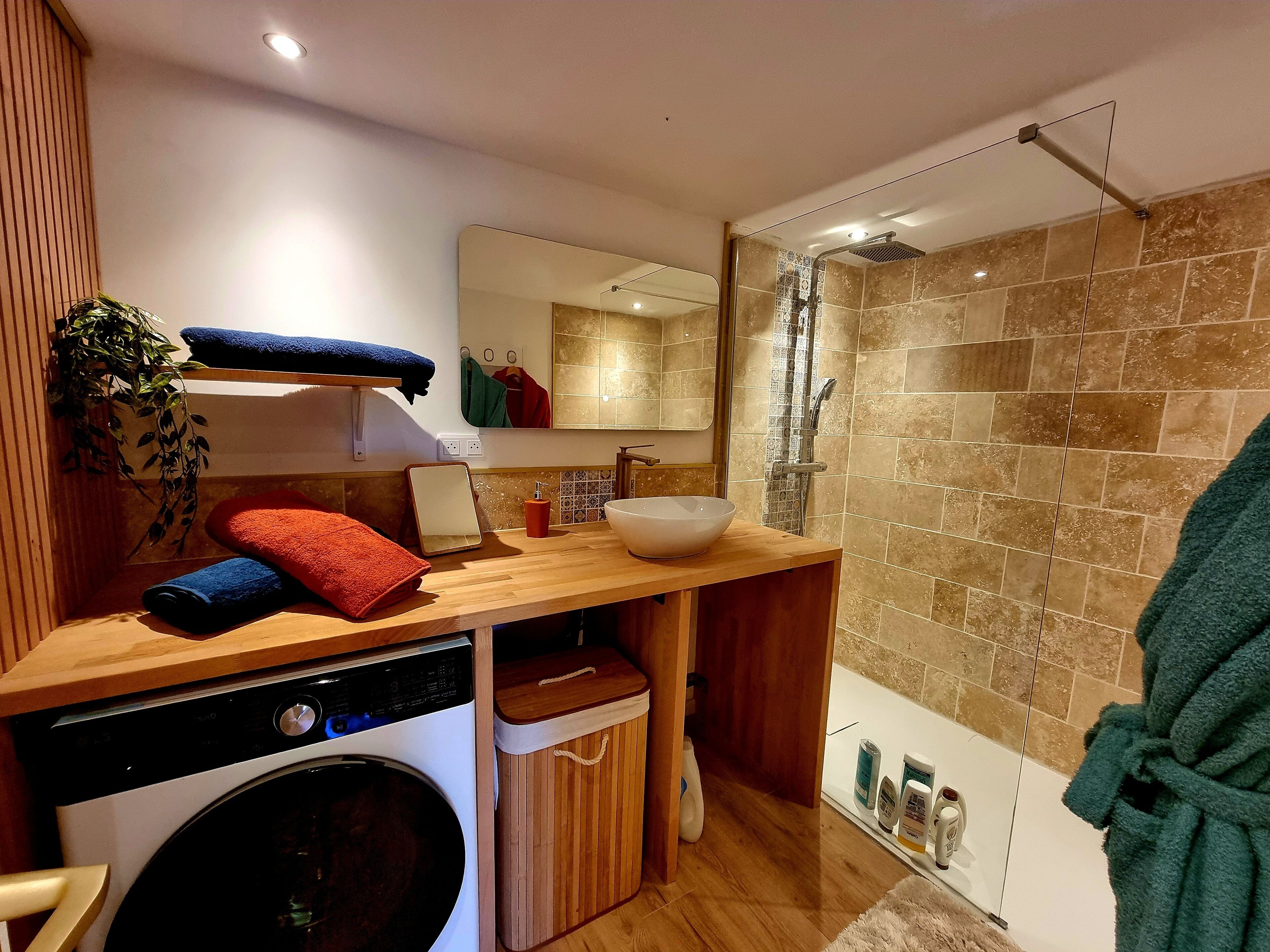 Douche, sèche-cheveux, serviettes fournies, savon