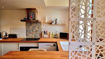 Kühlschrank, Mikrowelle, Ofen, Herdplatte