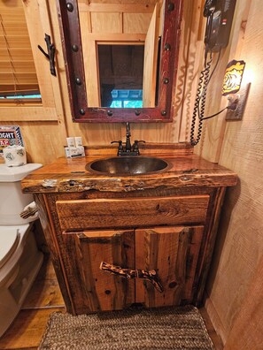 Shower, hair dryer, towels, soap - Life is a HOOT in the mountains of Suches (Suches)