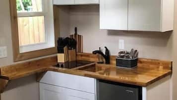 Frigorífico, microondas, placa de cocina y cafetera o tetera