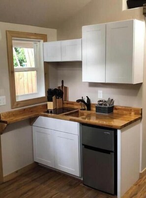 Fridge, microwave, stovetop, coffee/tea maker