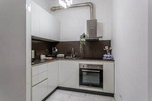 Kjøleskap, ovn, kokeplater og oppvaskmaskin