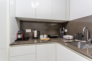 Fridge, oven, stovetop, dishwasher - iFlat | Cozy and Elegant apt in the centre of Rome (Roma)