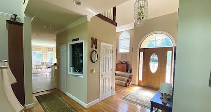 Spacious 4-Bedroom Home on the Golf Course in Gated Community