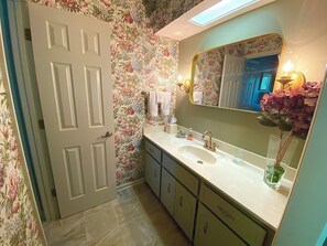 Shower, jetted bath, hair dryer, towels
