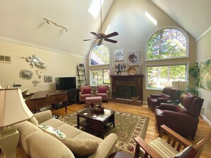 Smart TV, fireplace, printers - Spacious 4-Bedroom Home on the Golf Course in Gated Community (Aiken)