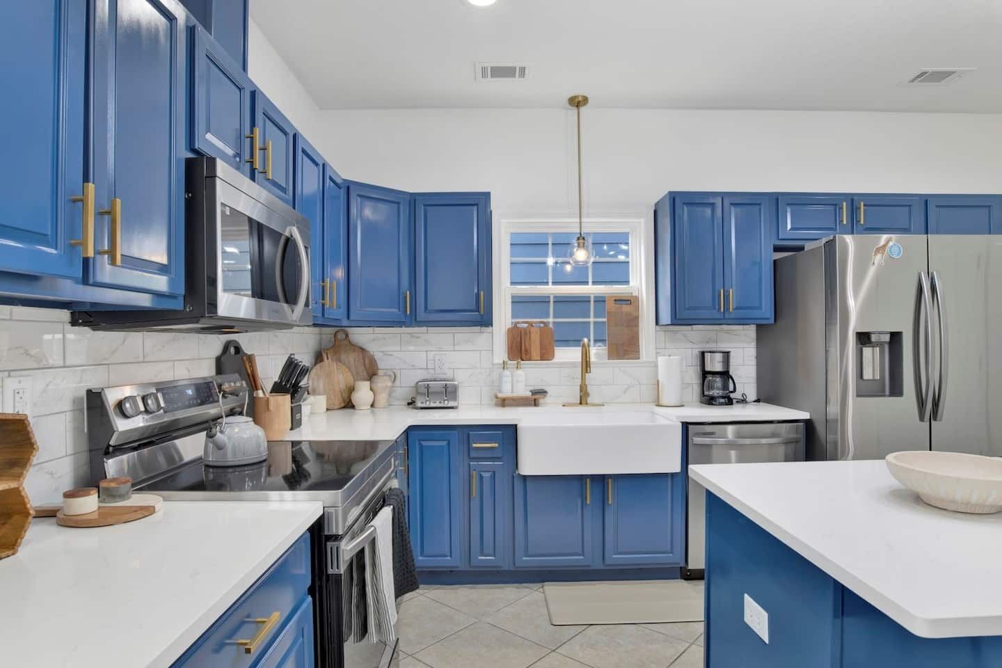 Four, lave-vaisselle, cafetière/bouilloire, grille-pain