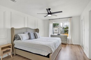 3 bedrooms, iron/ironing board, free WiFi, bed sheets - Family/Pet Friendly-Near Downtown-15 Min to Beach (Pensacola)