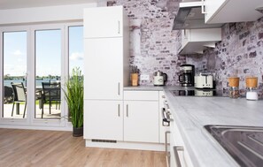 Kylskåp, ugn, spishäll och diskmaskin