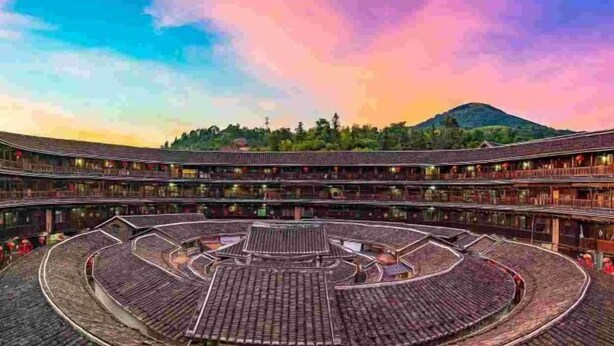 Un théâtre traditionnel à plusieurs niveaux, doté d’une scène circulaire et de gradins.