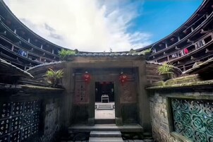Un edificio tradicional con techo curvo y una entrada central.