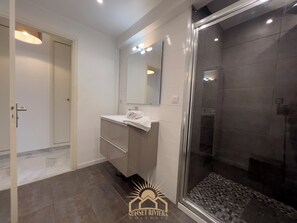 Shower, hair dryer, towels - LE SURCOUF Appartement by 4 By SUNSET (Le Cannet)