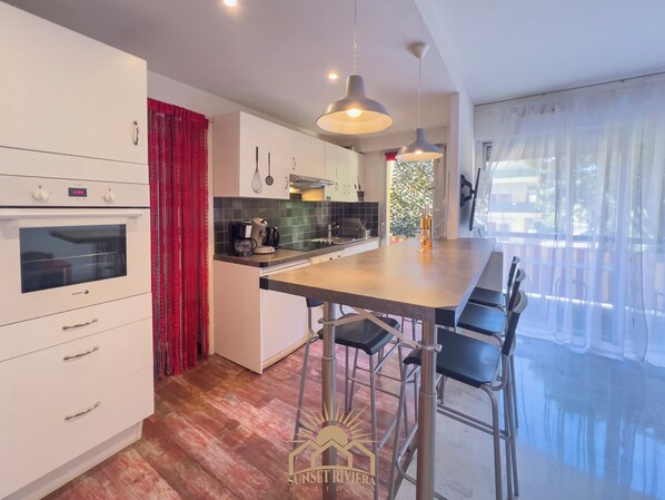 Kühlschrank, Mikrowelle, Ofen, Geschirrspüler