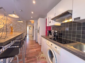 Kühlschrank, Mikrowelle, Ofen, Geschirrspüler