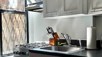 冷蔵庫、電子レンジ、コンロ、コーヒー / ティーメーカー