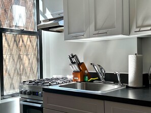 Fridge, microwave, stovetop, coffee/tea maker - West Village Lush Green (New York)