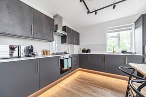 Fridge, microwave, oven, coffee/tea maker - Lux Penthouse with Great Views, Heart of Wembley (Greater London)