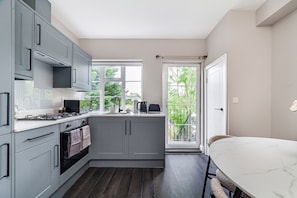 Fridge, microwave, oven, stovetop - 2BR Lux Stylish Flat w/ Views (Greater London)