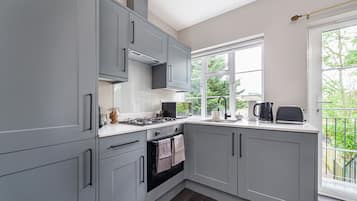 Kjøleskap, mikrobølgeovn, ovn og kokeplater