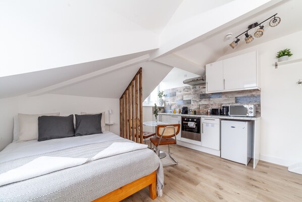 Iron/ironing board, Internet, bed sheets - Stunning Studio flat in Finsbury park w/parking (Greater London)