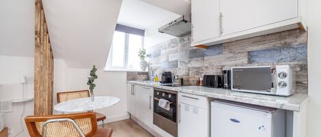 冷蔵庫、電子レンジ、オーブン、コンロ