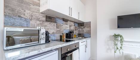 Refrigerador, microondas, horno, placa de cocina