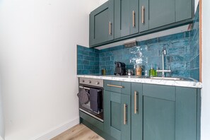 Fridge, oven, stovetop, coffee/tea maker