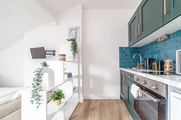 Fridge, microwave, oven, stovetop