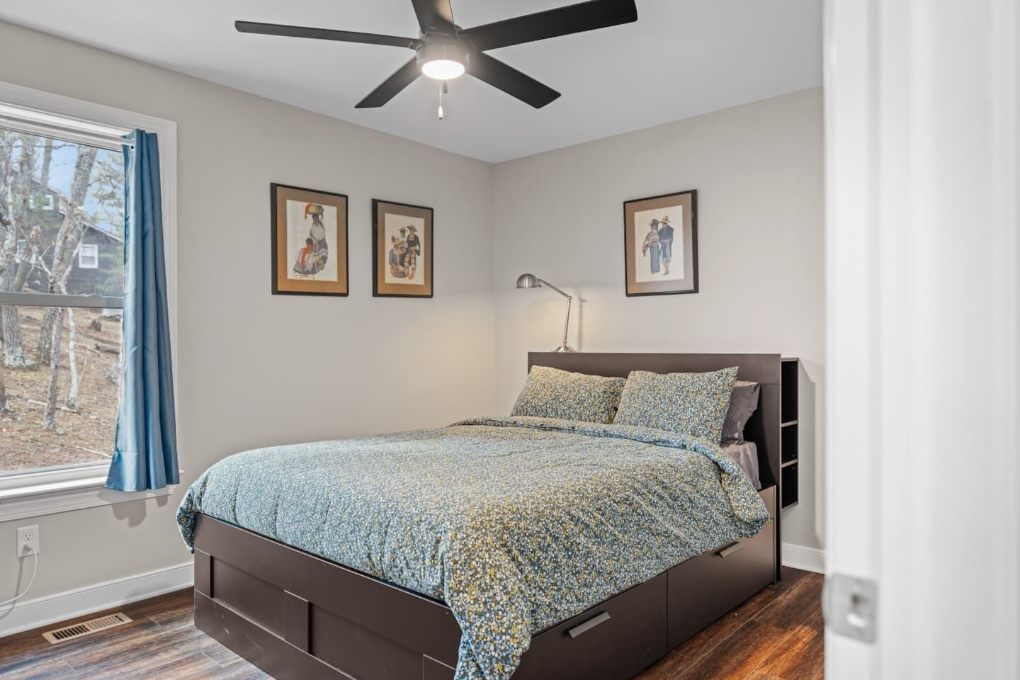 مكتب وواي فاي مجانًا وملاءات أسرّة