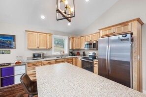 Fridge, microwave, oven, stovetop - All Decked Up - wifi, view, river access, fire pit, games, grill (Morgan County)