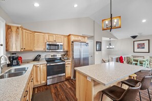 Jääkaappi, mikroaaltouuni, uuni, liesi