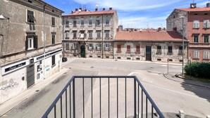 A street view with a building featuring a stone facade and a red-tiled roof. - Gorgeous apartment in Pula with WiFi (Pula)