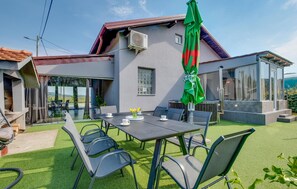 Outdoor dining - Beautiful home in Ladvenjak with sauna (Ladvenjak)