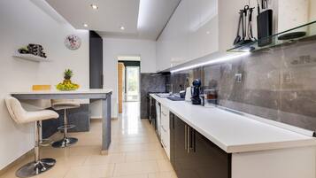 Geladeira, fogão, cooktop, lava-louças