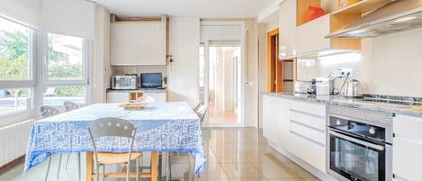 Refrigerador, placa de cocina, lavavajillas, cafetera/tetera