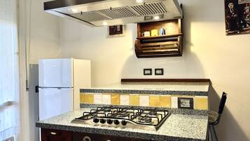 Frigorifero, forno, lavastoviglie, tavolo da pranzo