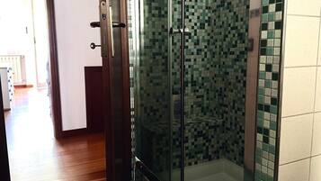 Doccia, bidet, asciugamani