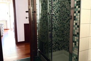Shower, bidet, towels - SE120 - Senigallia, welcoming four-room apartment 700 meters from the centre (Senigallia)